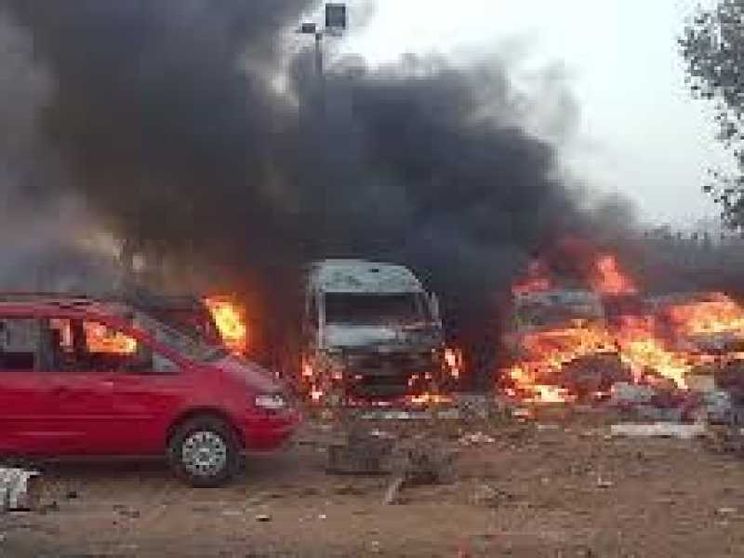 Esplode autocisterna dopo lo schianto: 70 arsi vivi, raccoglievano la benzina