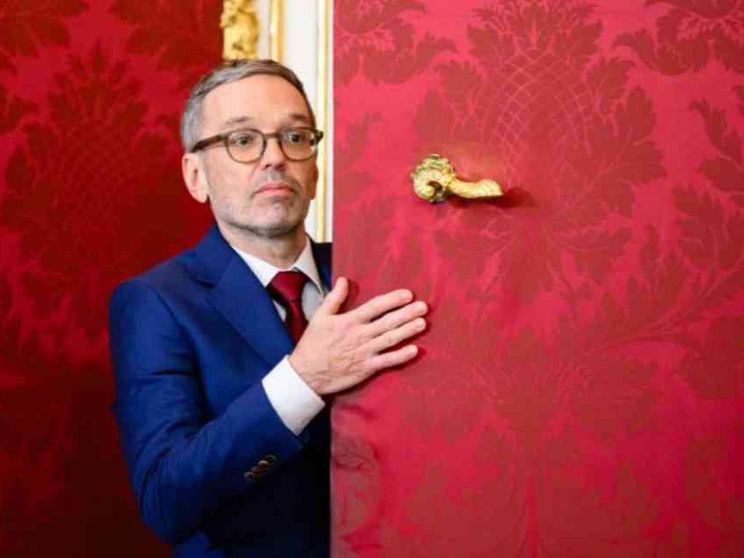 Cattolici in piazza contro l'estrema destra: «Teniamo accesa la democrazia»