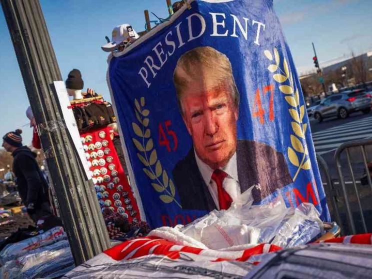 Una cerimonia uguale da decenni che neanche il freddo polare cambia