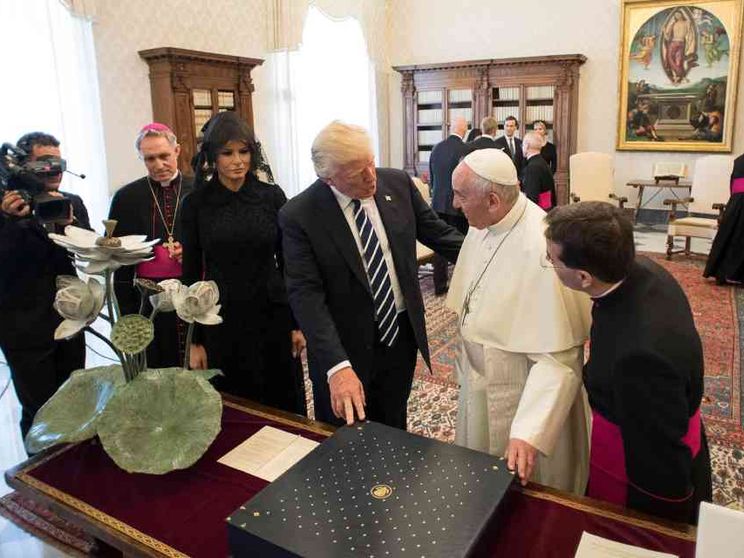 Il Papa a Trump: «Impegno per la pace e per una società senza odio»