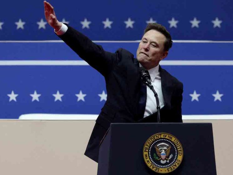 Musk contrattacca sul caso del braccio teso: «Trucchi sporchi»