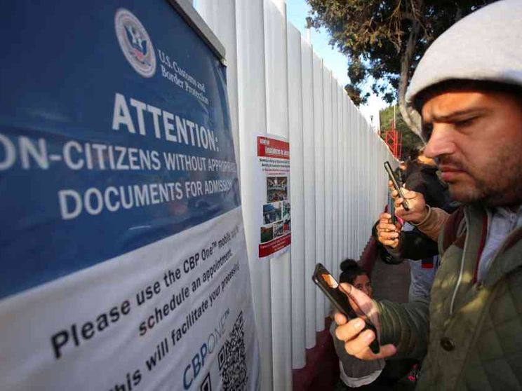 Tende per i deportati, soldati al confine col Messico: arriva la stretta