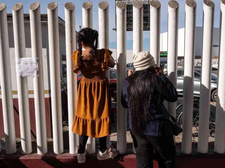 Più soldati al confine col Messico. Stop a programmi e voli per i rifugiati