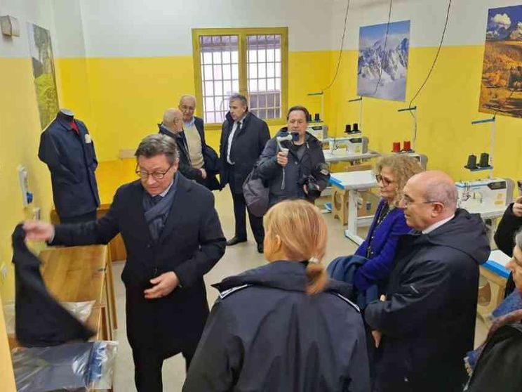 Una linea di vestiti nel carcere di Busto Arsizio