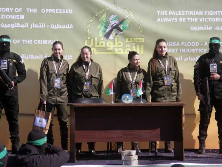 Le soldate liberate ed esposte come trofei: l'ultima beffa di Hamas