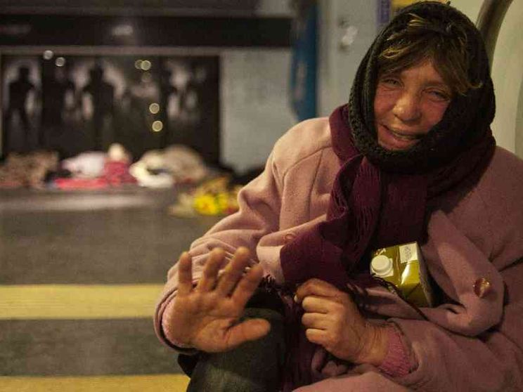Il viaggio nella notte di Milano. Dove un clochard su sette, adesso, è donna