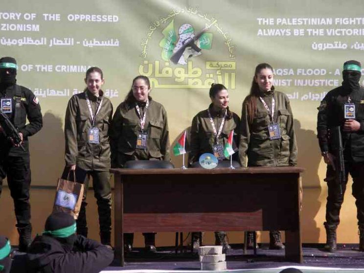 Le soldate liberate ed esposte come trofei: l'ultima beffa di Hamas