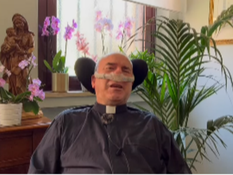 «Penso al Cielo con gioia»: addio a don Alvaro, sacerdote malato di Sla