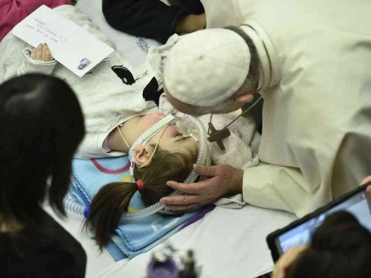 Il Papa: malati, operatori sanitari e familiari, angeli di speranza per tutti