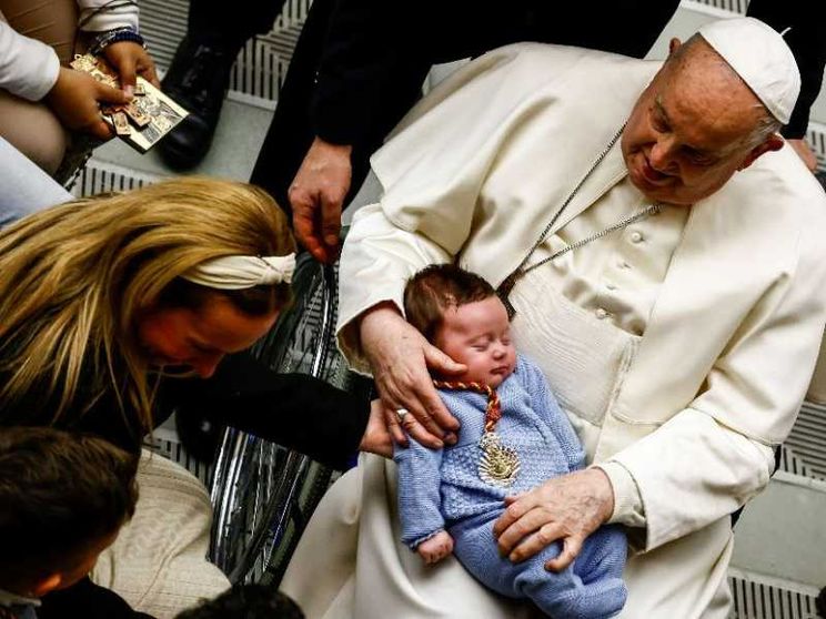 Il Papa: «Congo, basta violenze. Shoah, monito per impegno di pace»