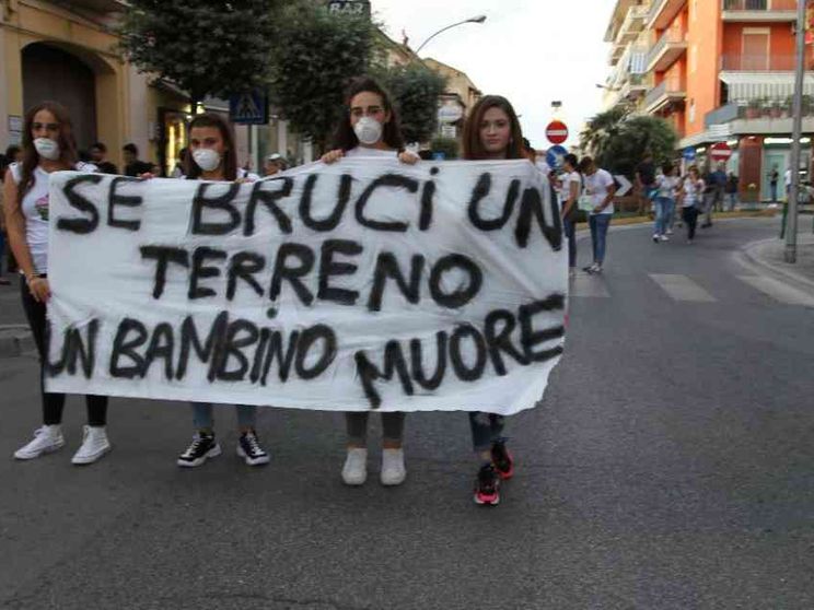 I primi morti di tumore, i dati negati: la Terra dei fuochi dall'inizio