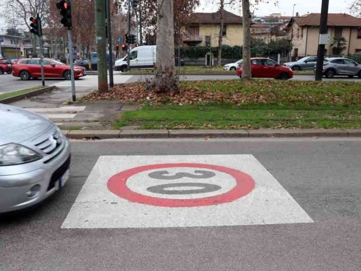 Più sicurezza e meno inquinamento: le città a 30 all’ora funzionano