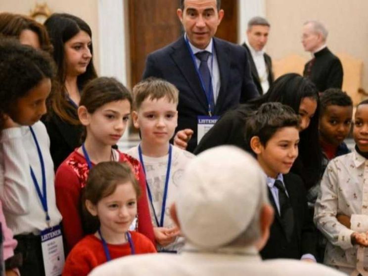 «Non vogliamo un mondo con la guerra»: cosa scrivono i bambini al Papa