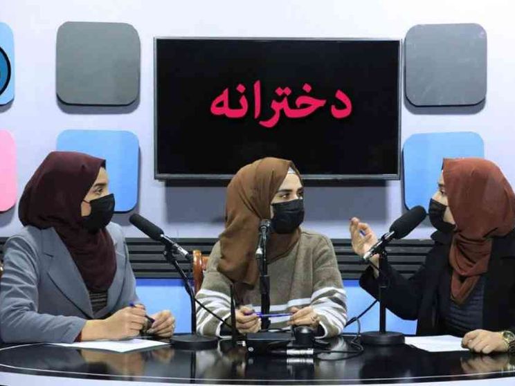 I taleban spengono la radio delle donne: arresti e stop alle trasmissioni