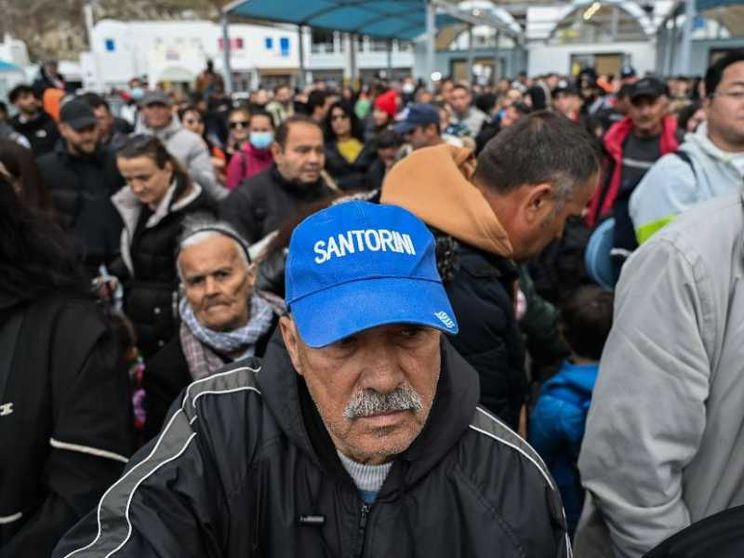 Le scosse anomale, l'esodo senza fine: ma cosa sta succedendo a Santorini?