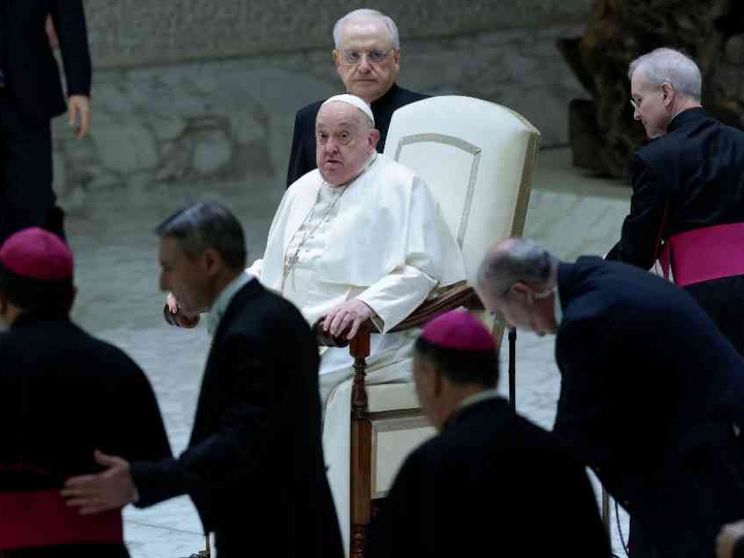 Il Papa raffreddato, non legge il testo della catechesi