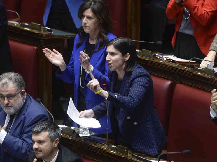 Schlein e Conte all'attacco: «Difendono un torturatore»