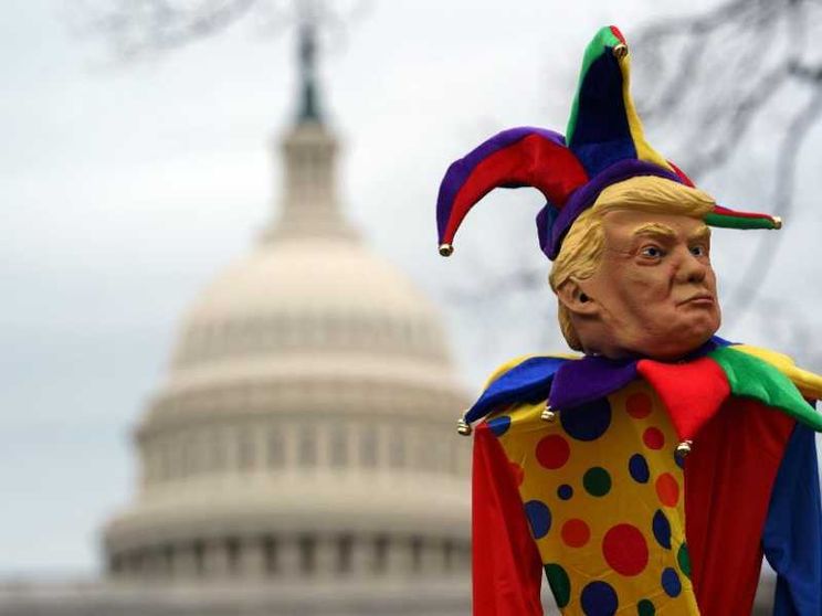 Il mondo rovesciato di Trump: oggi è la Festa dei folli (ma non c'è da ridere)