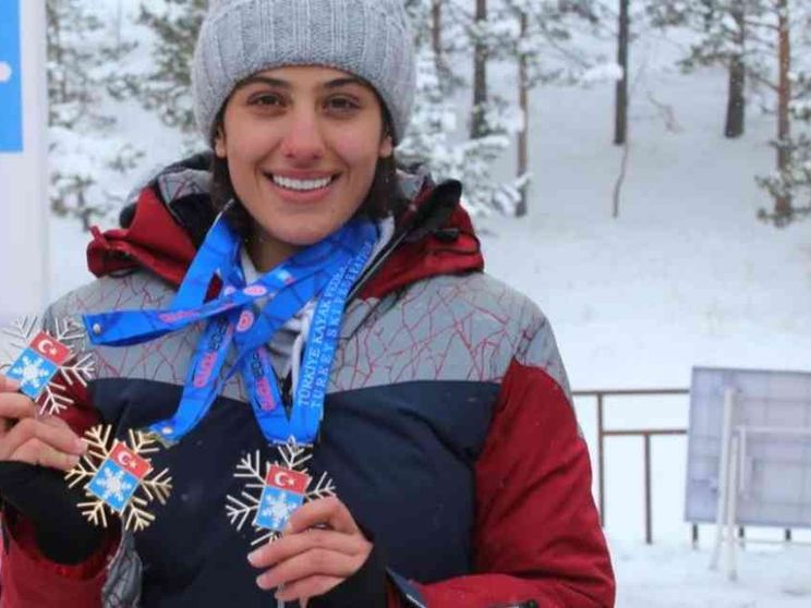 Atefeh Ahmadi: «Io, in fuga dall’Iran, voglio sciare ed essere libera»