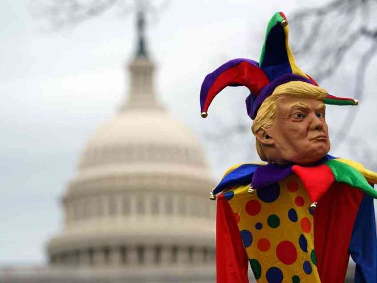 Il mondo rovesciato di Trump: oggi è la Festa dei folli (ma non c'è da ridere)
