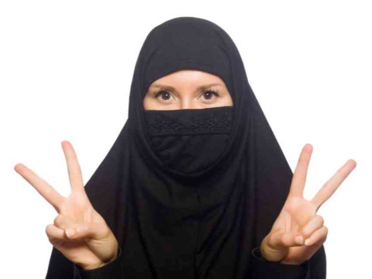 Cari genitori islamici aiutiamo le vostre figlie velate in classe