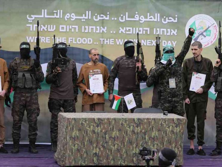La tragica farsa dell'intervista di Hamas ai tre ostaggi israeliani rilasciati