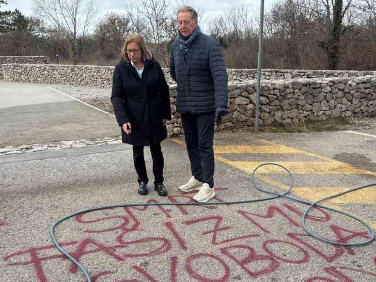 Vandalizzata la foiba di Basovizza. Meloni: «Oltraggio alla nazione»