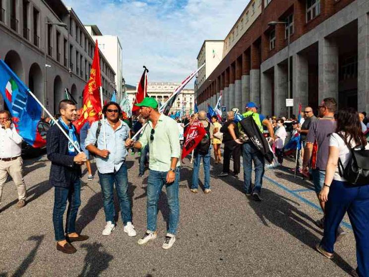 L'industria in crisi, la mobilitazione, il vescovo: cosa succede a Trieste