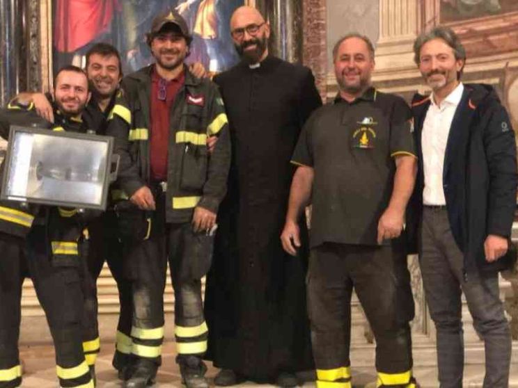 Il centro si spopola ma la chiesa si riempie. E diventa un'oasi per i lavoratori
