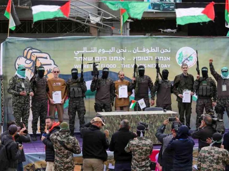 Hamas esibisce gli ostaggi. Netanyahu: «Reagiremo»