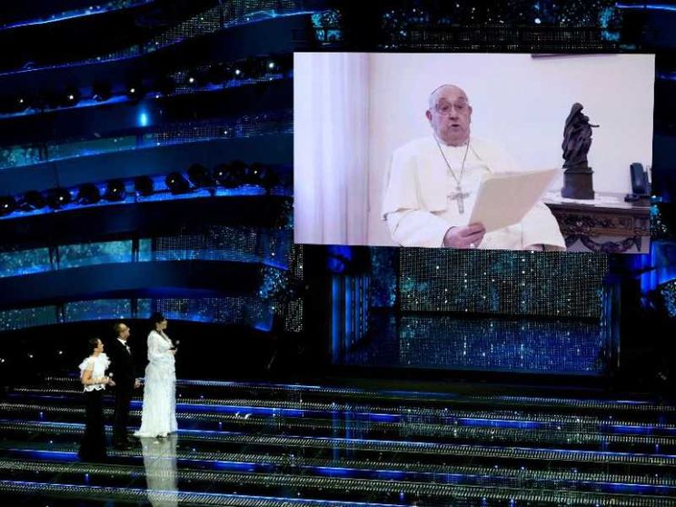 Il Festival al via con l'appello per la pace. Il videomessaggio del Papa