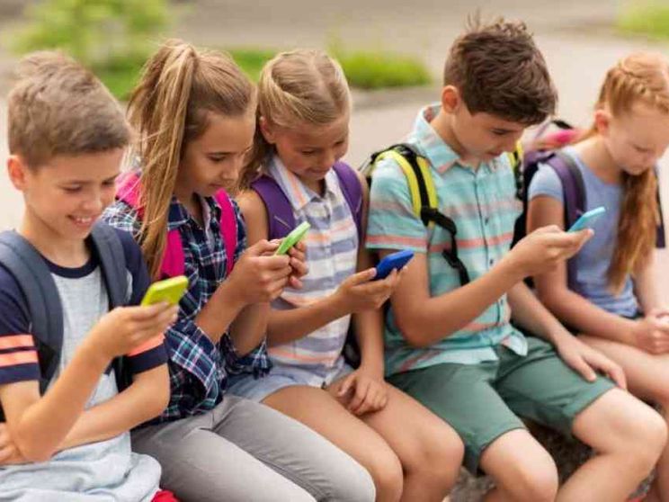 Per proteggere i ragazzi in Rete cominciamo dallo smartphone