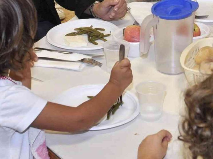 Pane e olio ai figli di chi non paga la mensa, il Comune ci ripensa