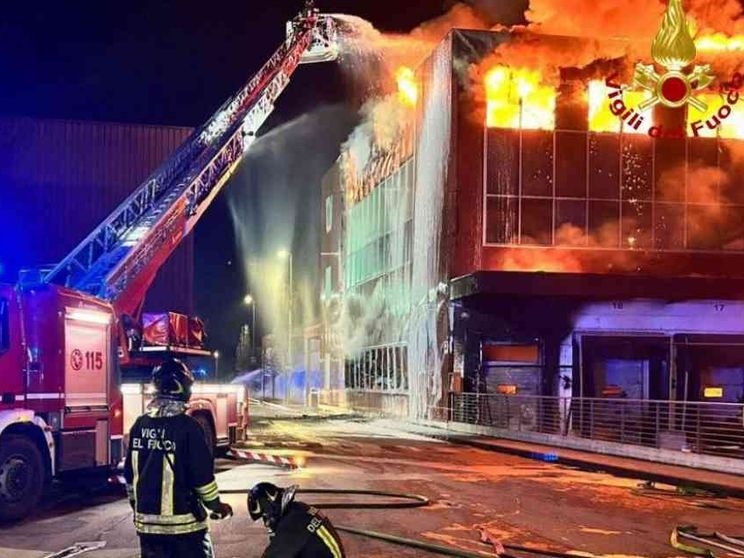 Azienda in fiamme, il Comune: "Chiudete le finestre"