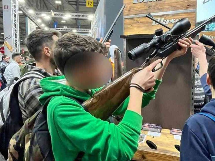Le foto choc dei bambini che imbracciano i fucili alla fiera delle armi