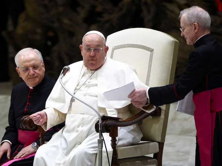 Il Papa non legge: «Ho la bronchite». Ma ritrova la voce per invocare pace