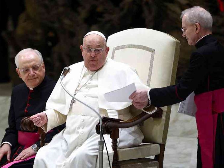 Il Papa non legge: «Ho la bronchite». Ma ritrova la voce per invocare pace