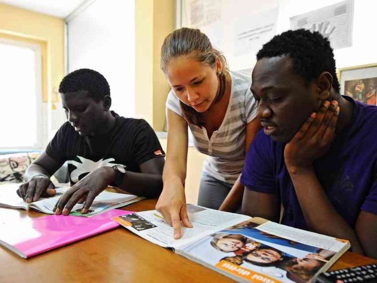 Pochi permessi, tempi lunghi: così il decreto flussi crea solo irregolarità
