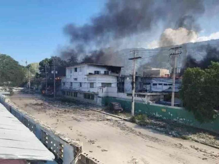 In fiamme l'ospedale di Port-au-Prince sotto accusa le gang