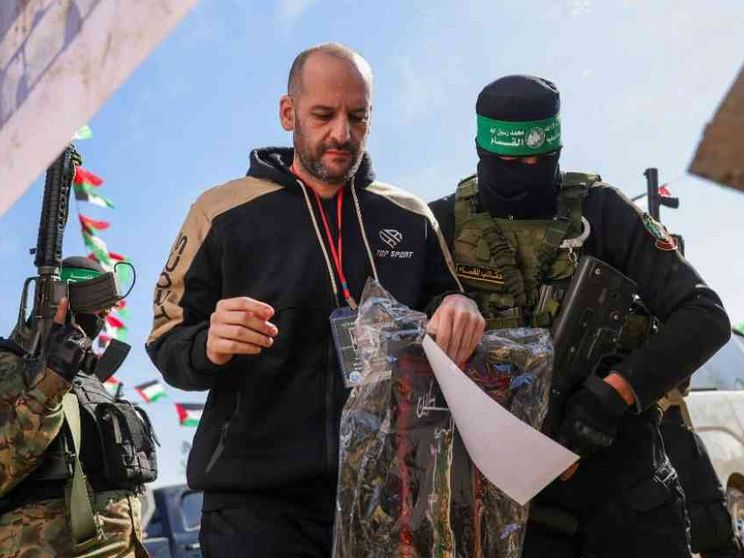 Il solito palco, i video, i messaggi d'odio: così Hamas ha liberato i 3 ostaggi