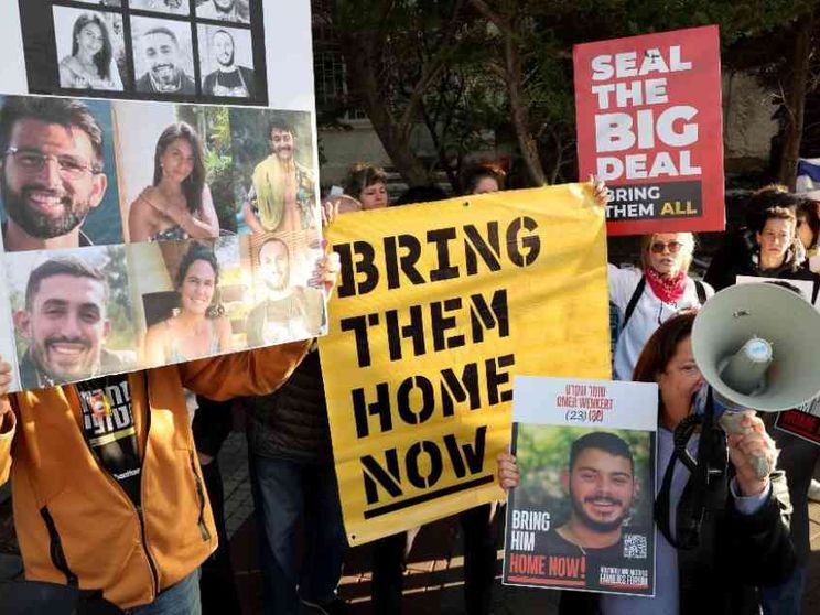 Chi sono i tre ostaggi che Hamas libererà oggi