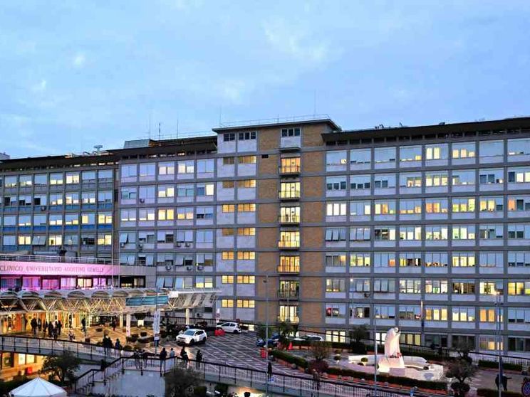 Il Papa non ha più la febbre. «Quadro clinico complesso»