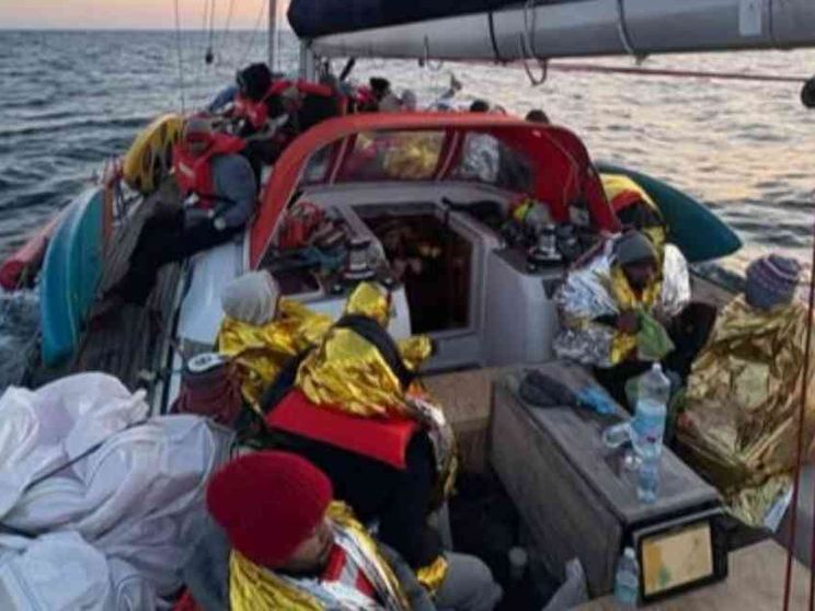 Piccolo veliero salva 50 persone in pericolo