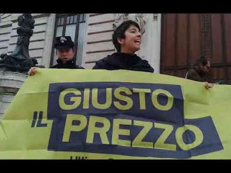 Frutta e verdura marcia sulla scalinata di Montecitorio