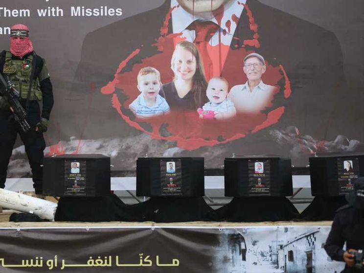 Bare nere per i bimbi, Netanyahu vampiro: l'ultimo macabro show di Hamas