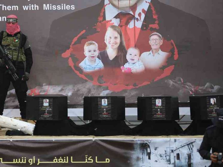 Bare nere per i bimbi, Netanyahu vampiro: l'ultimo macabro show di Hamas