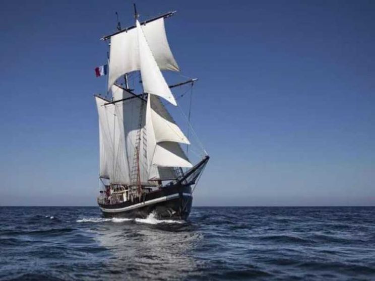 Salpa la nave della pace nel Mediterraneo con 200 giovani