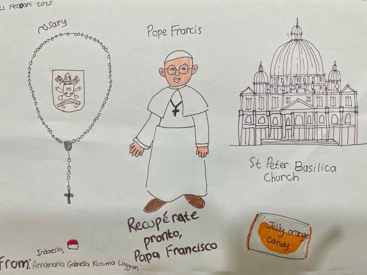 «Caro Papa, preghiamo per te». Nei disegni l'abbraccio dei bambini