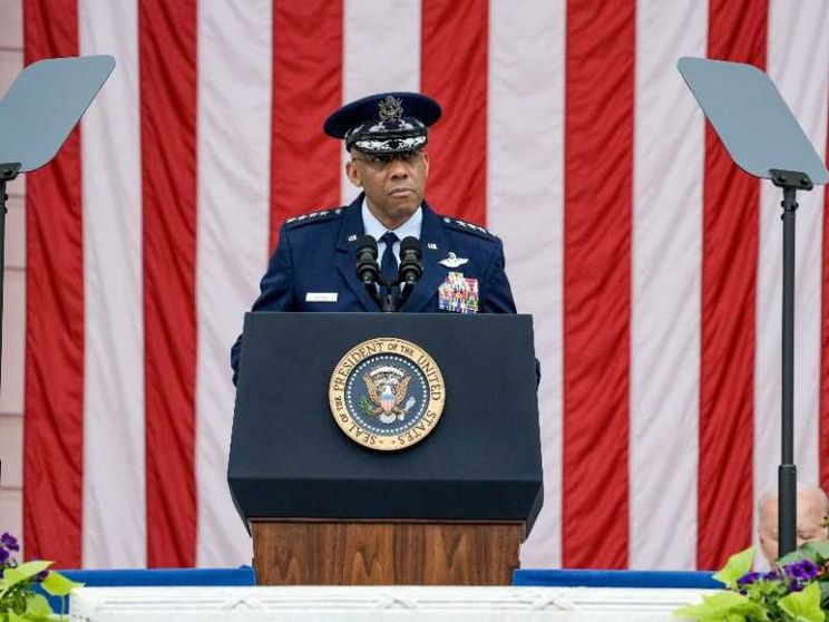 La scure di Trump sul Pentagono: licenziato il capo di Stato maggiore