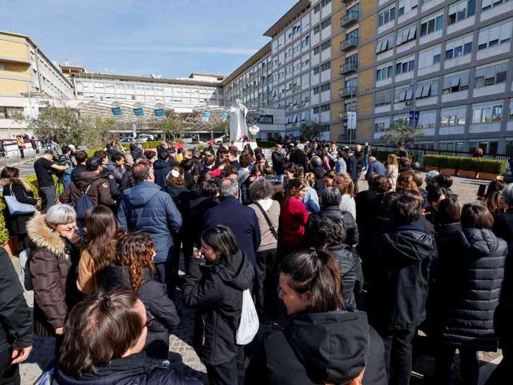La domenica di affetto e di preghiera per il Papa